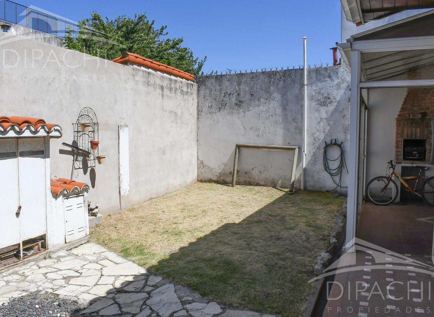 CASA 3 AMBIENTES CON COCHERA