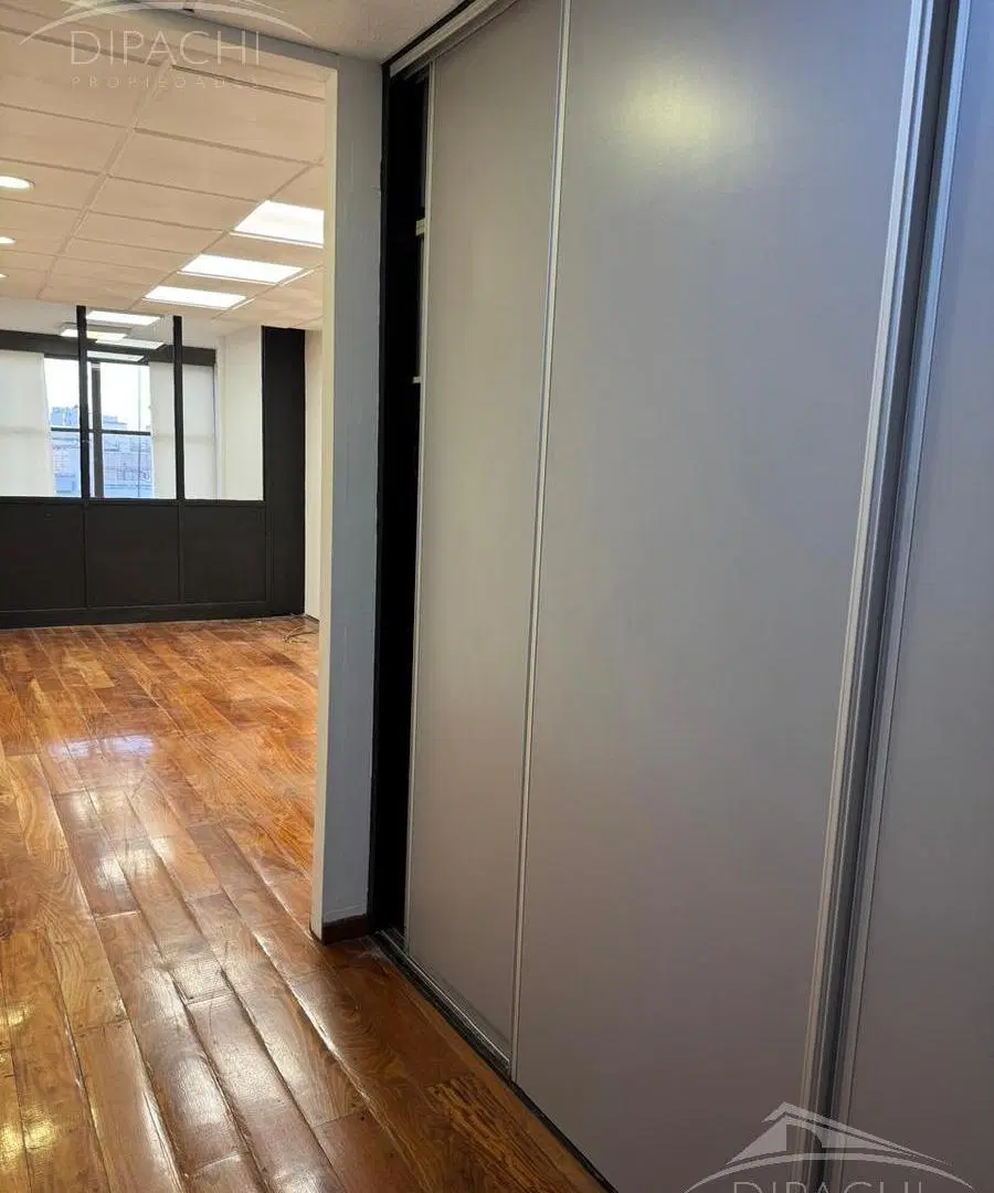 VENTA- OFICINA AL FRENTE SOBRE AV MITRE 5