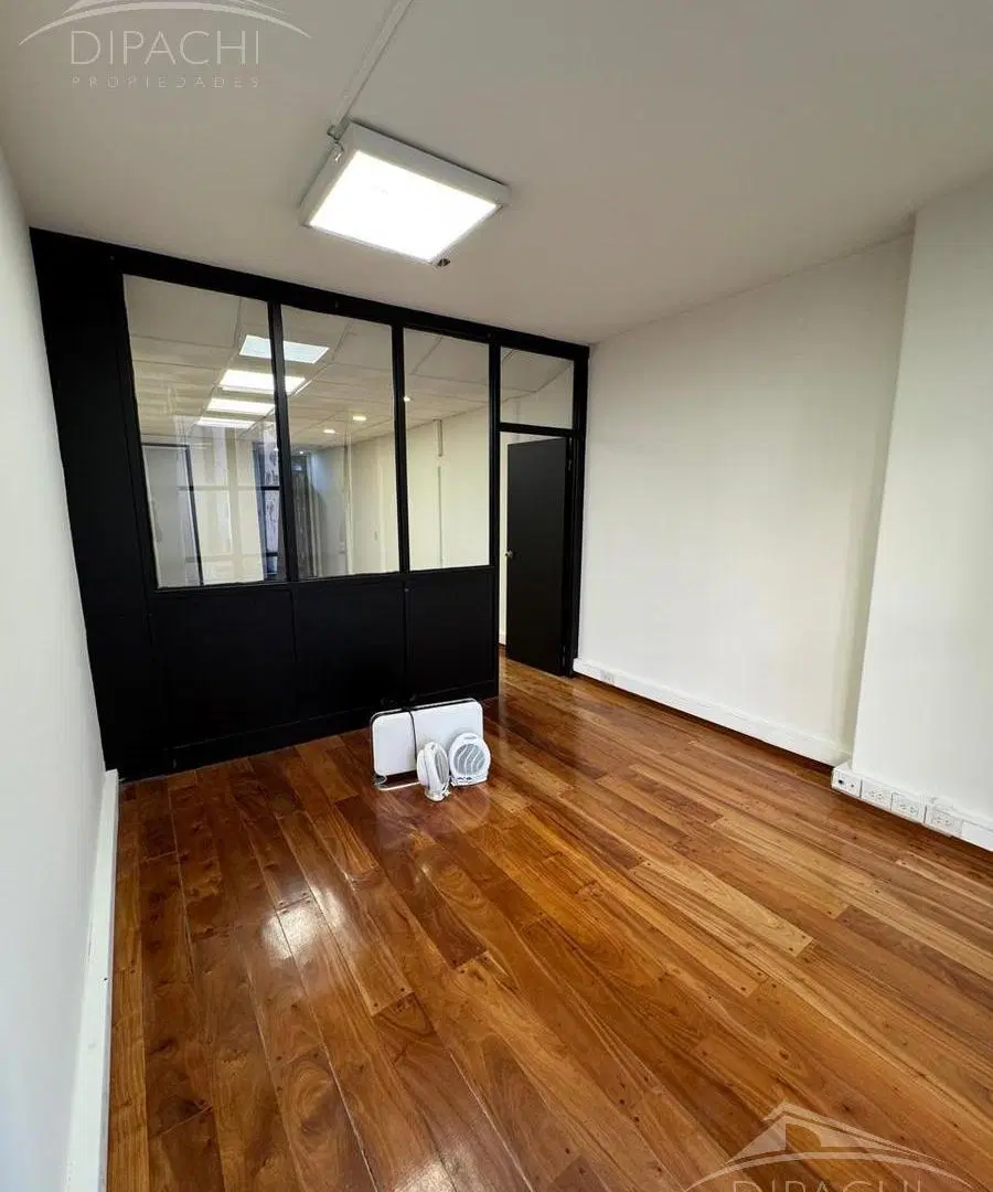 VENTA- OFICINA AL FRENTE SOBRE AV MITRE 2