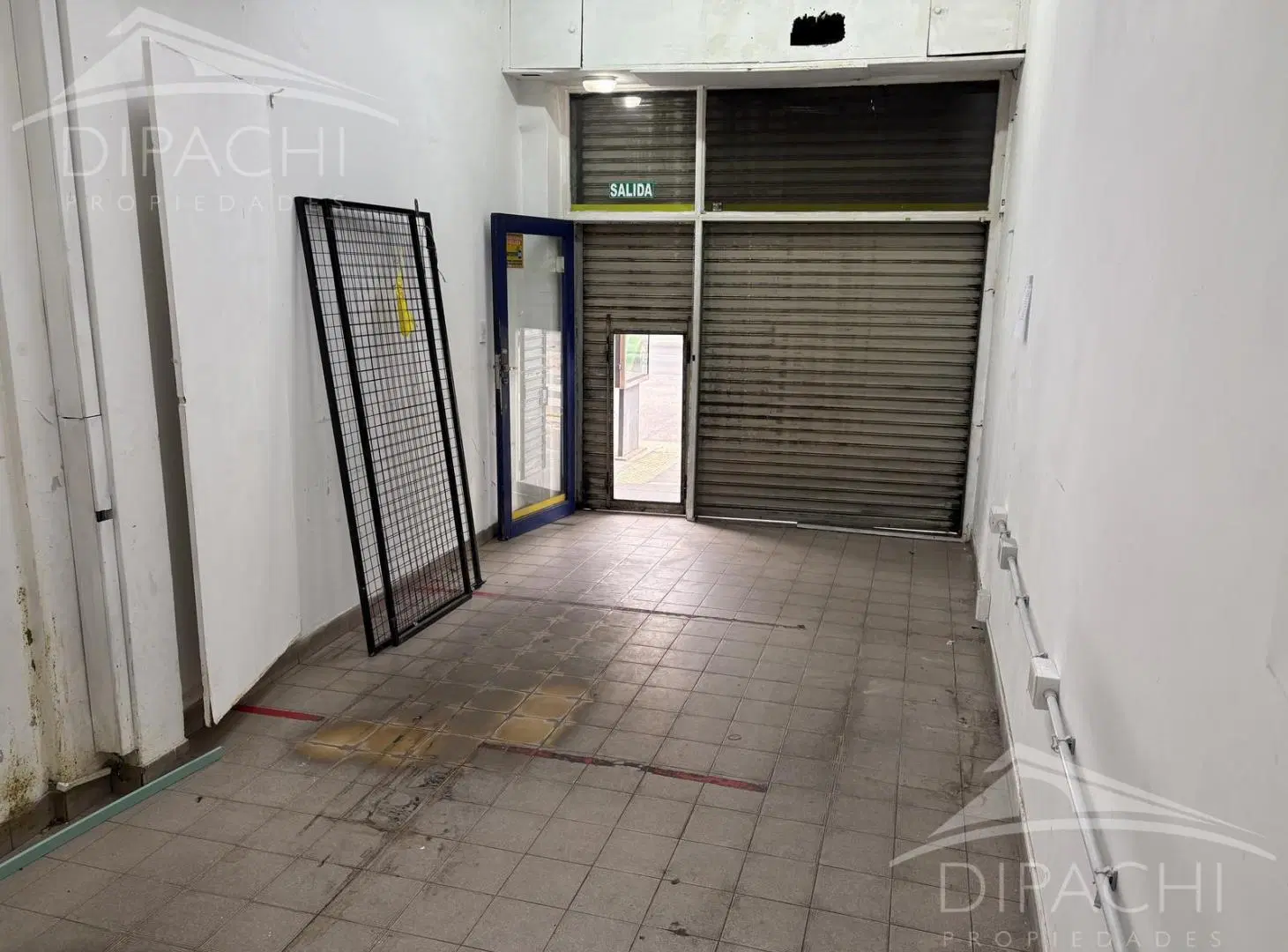 Local en Av. Mitre 1400 - esquina con Olavarría, alta visibilidad 3
