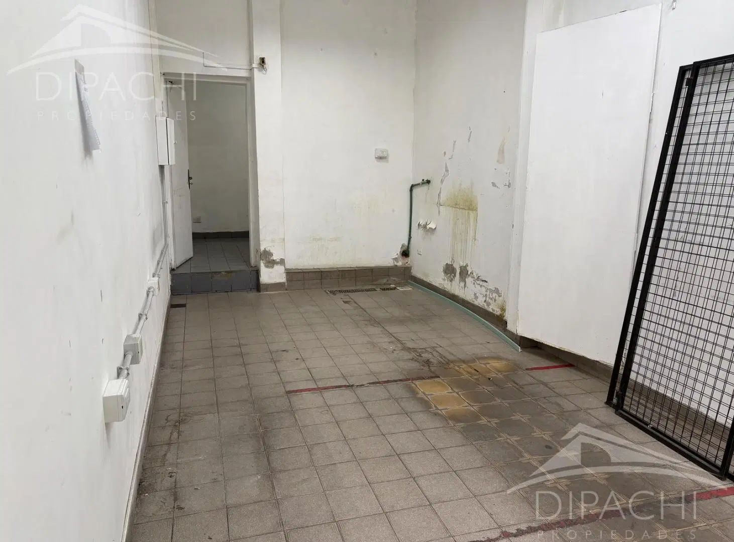 Local en Av. Mitre 1400 - esquina con Olavarría, alta visibilidad 4