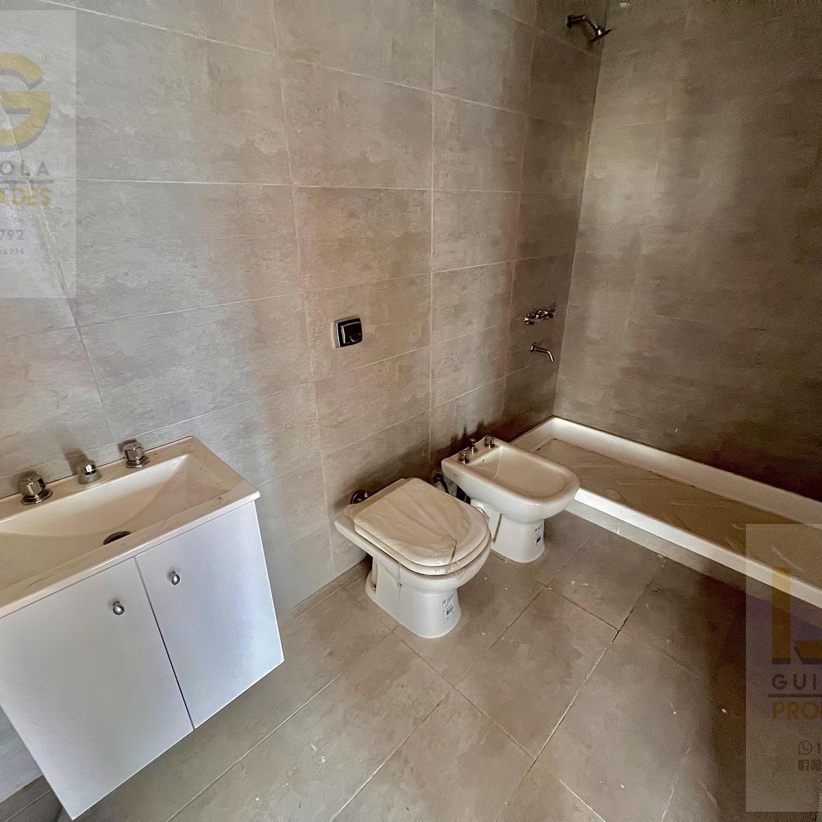 Departamento en Venta Dos Ambientes con Cochera en El Centro de Berazategui 2
