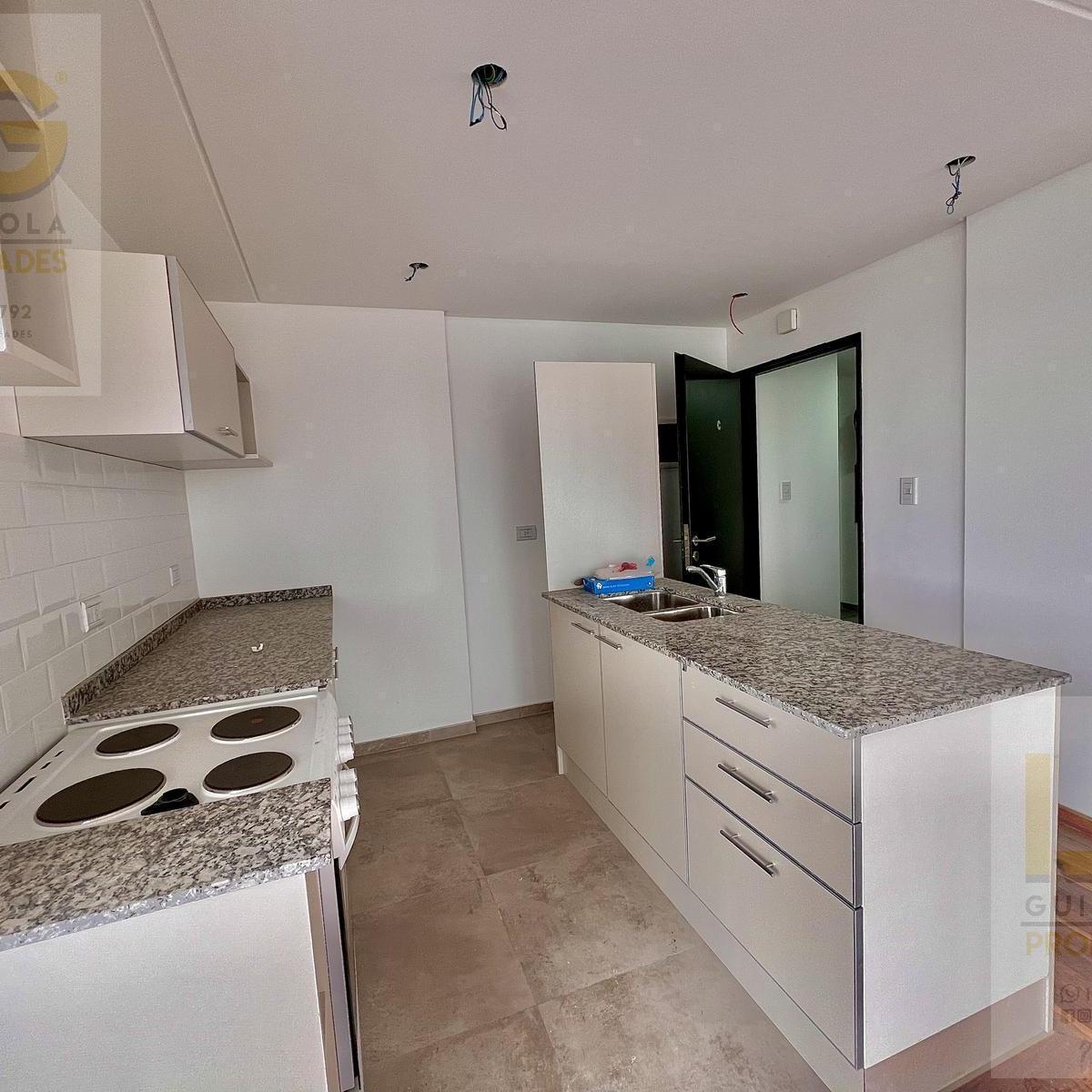 Departamento en Venta Dos Ambientes con Cochera en El Centro de Berazategui 2