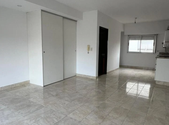 Alquiler de  amplio  Monoambiente /Balcón/Banio c/Ducha Apto Prof  5