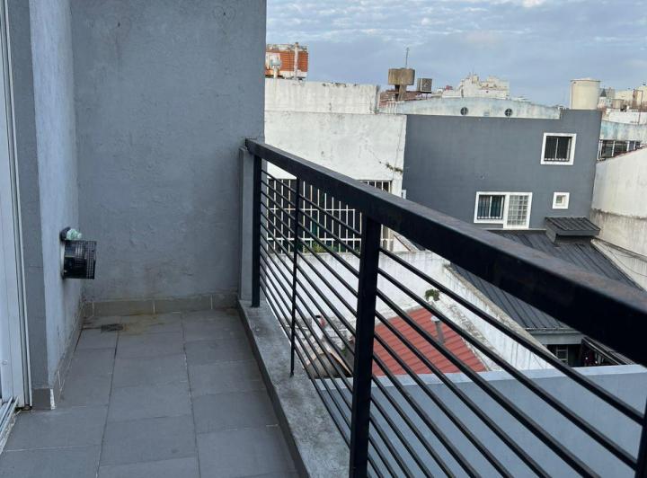 Alquiler de  amplio  Monoambiente /Balcón/Banio c/Ducha Apto Prof  3