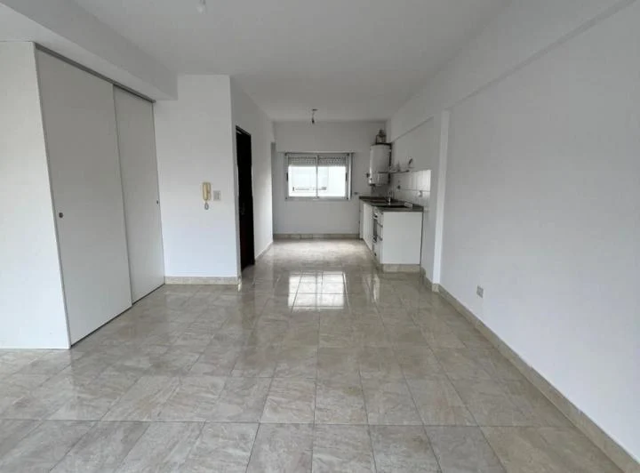 Alquiler de  amplio  Monoambiente /Balcón/Banio c/Ducha Apto Prof  4