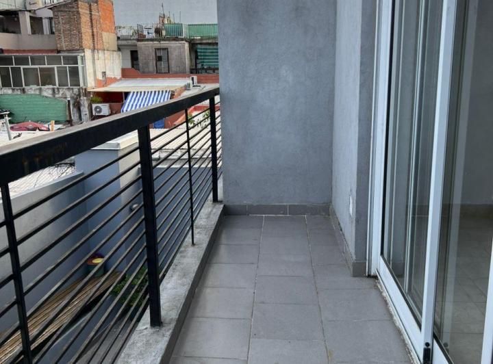 Alquiler de  amplio  Monoambiente /Balcón/Banio c/Ducha Apto Prof  1