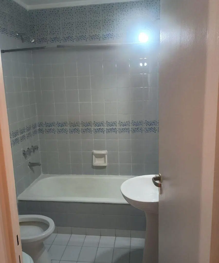 Alquiler monoambiente /1 baño completo /Cocina independiente . 6