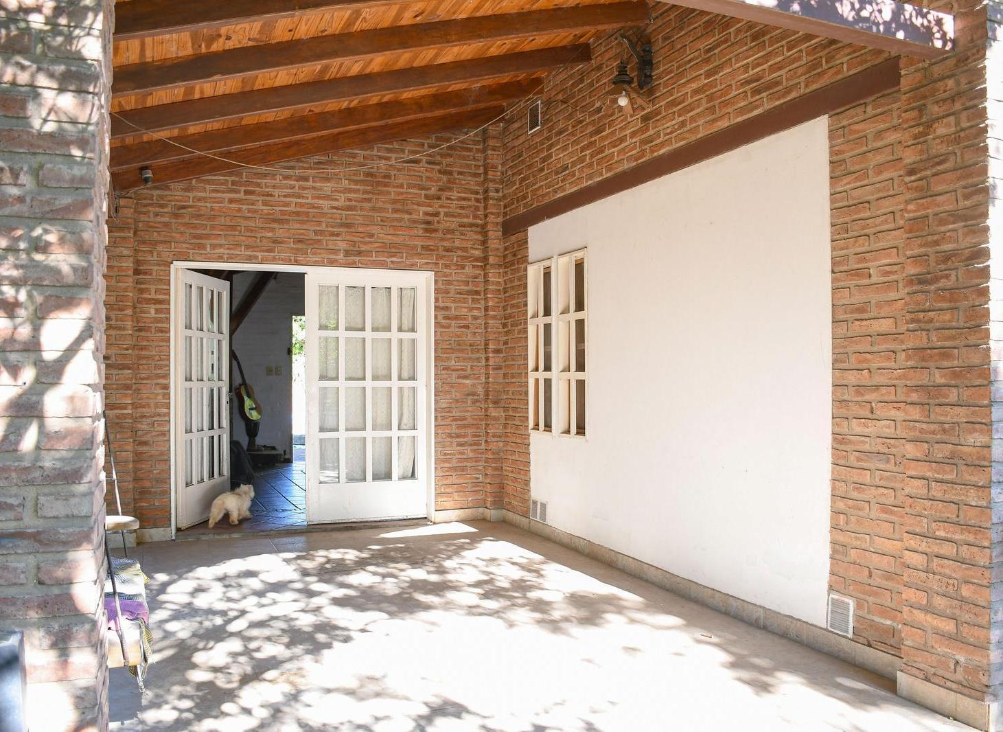 Casa con pileta en Pueblo Esther en Venta