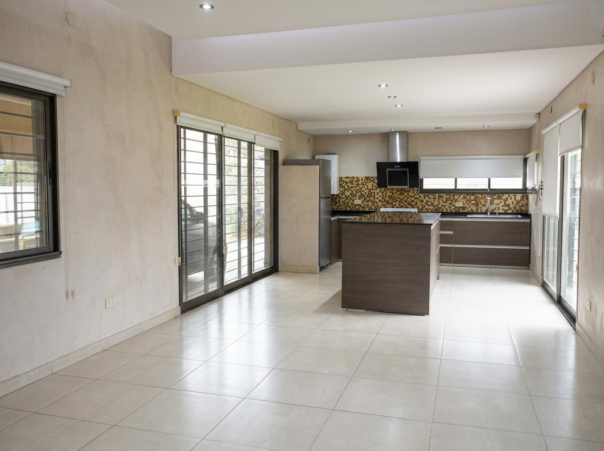 Foto de Casa en Venta de 4 ambientes y Pileta en Tierra de Sueños Alvear, imagen 4