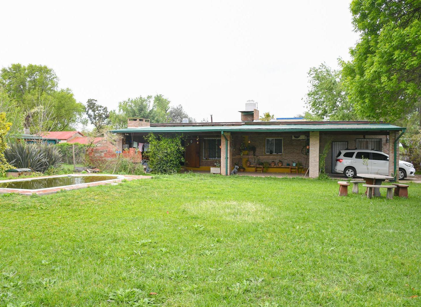 Venta de Casa con amplio parque en Santa Clara Coronel Domínguez