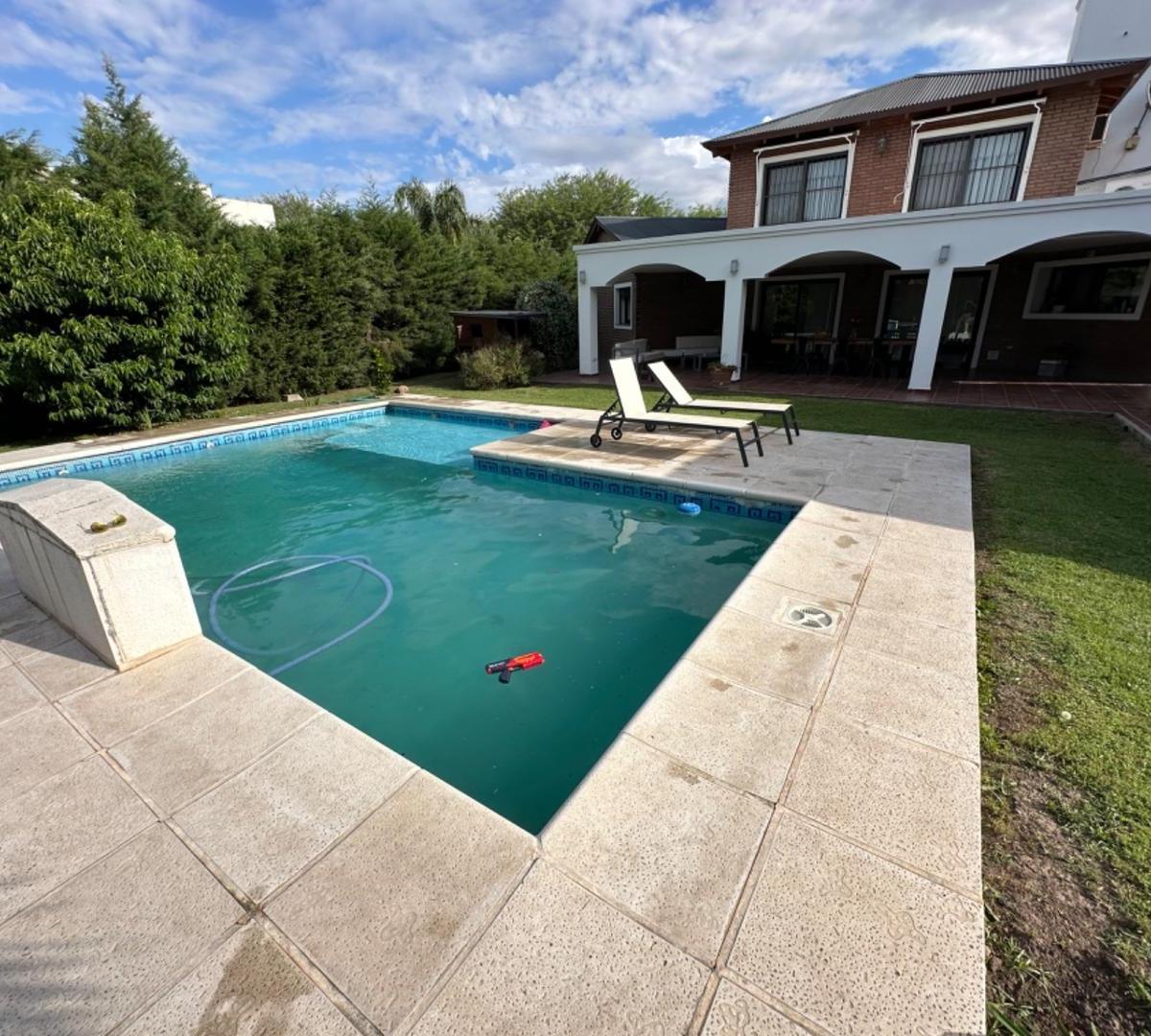 Casa en Venta de Categoria en Los Algarrobos 3