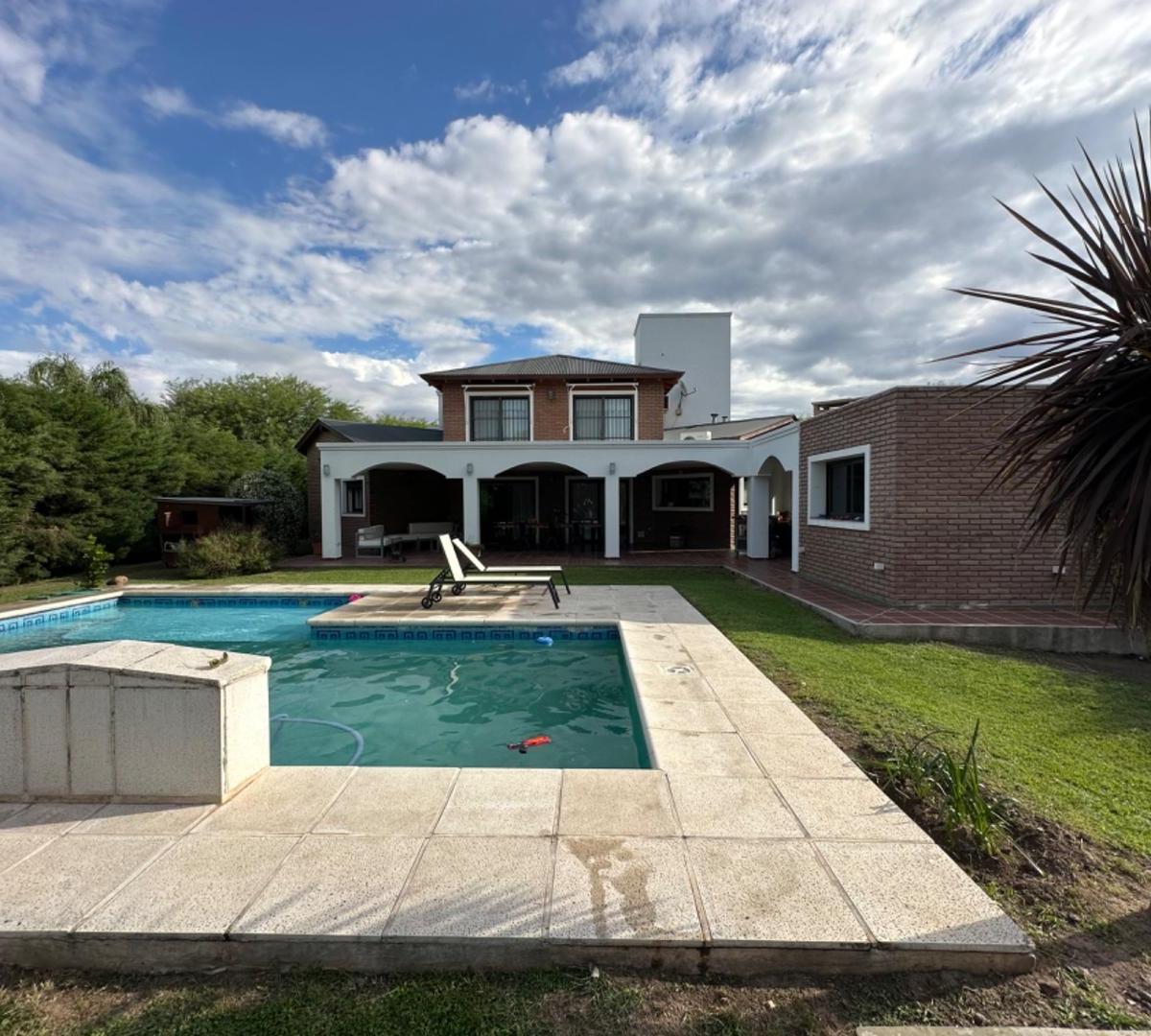 Casa en Venta de Categoria en Los Algarrobos 2