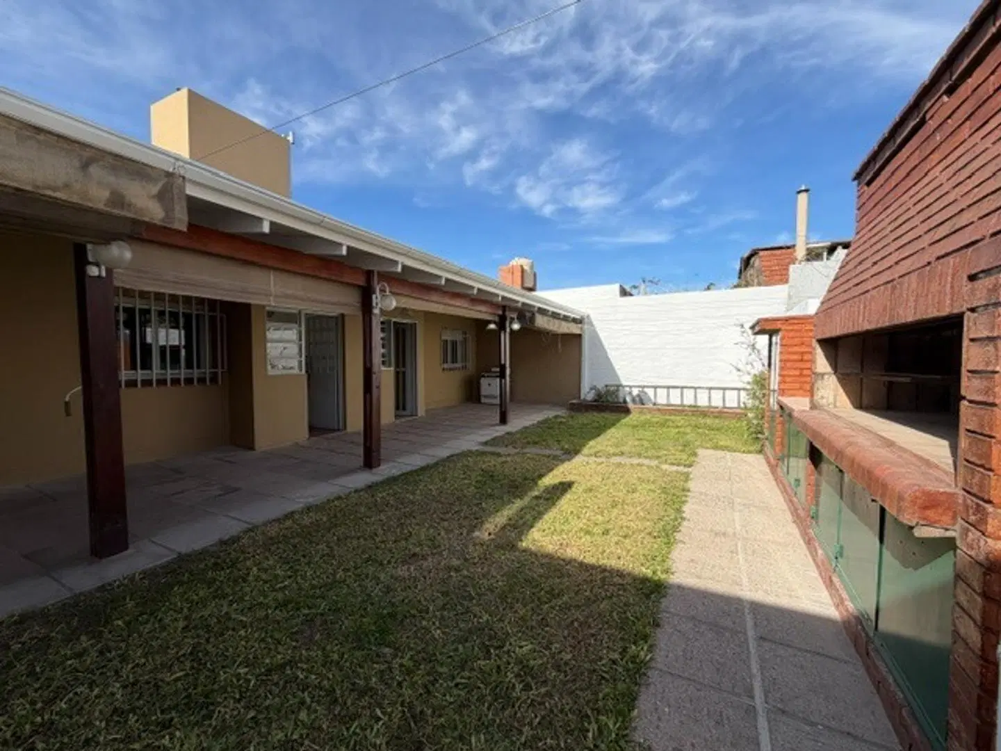 Casa en Alquiler Poeta Lugones patio verde cochera 2