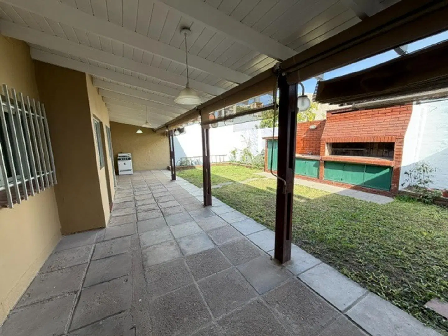 Casa en Alquiler Poeta Lugones patio verde cochera 4