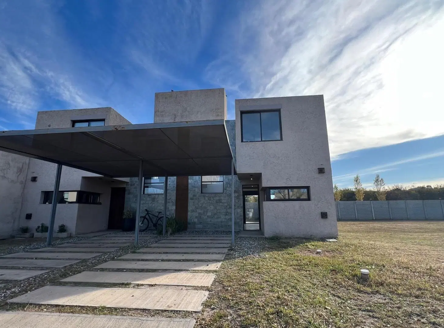 DUPLEX EN VENTA EN DISTRITO SUR 4