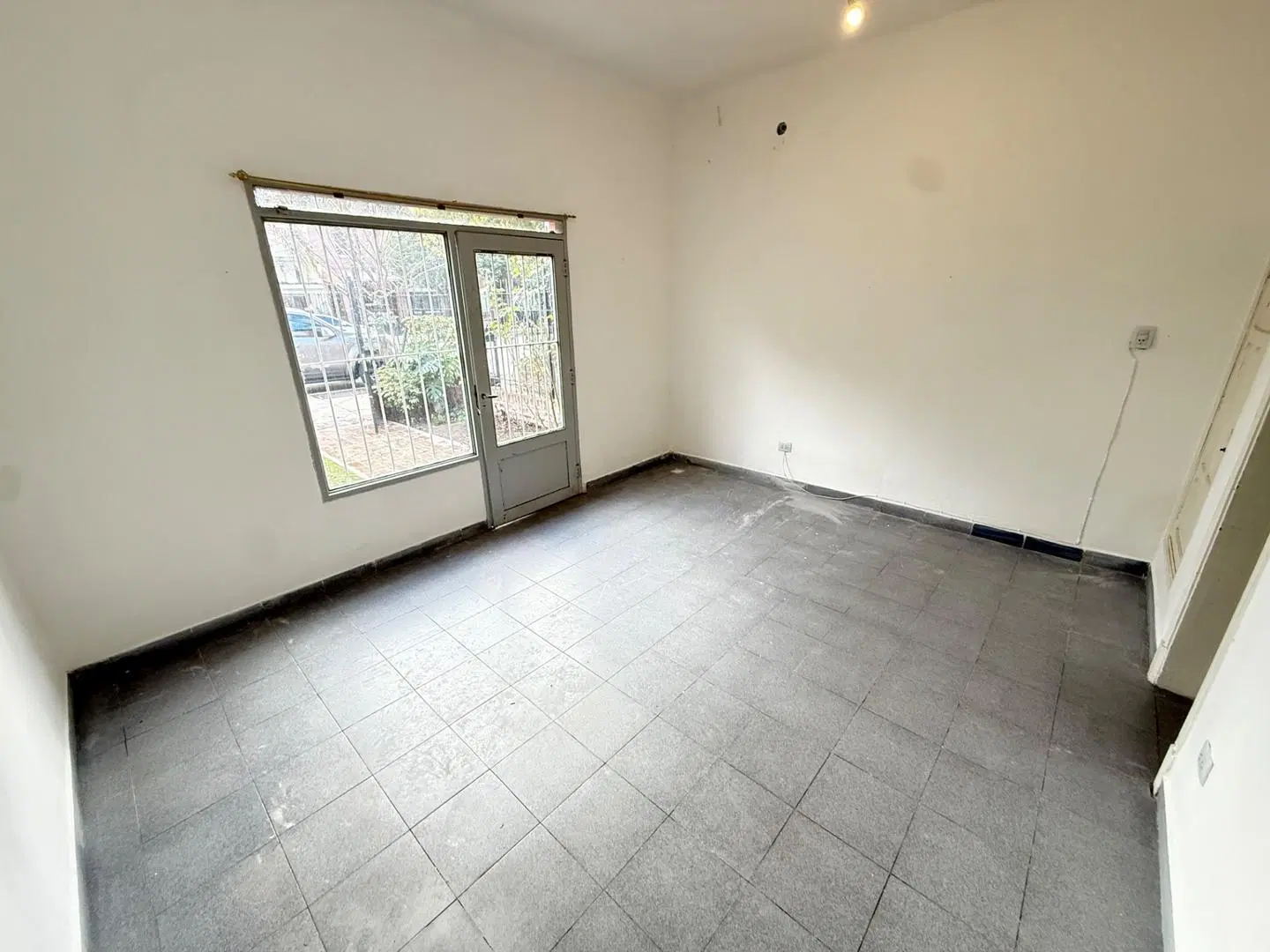 Local comercial sobre avenida Nores Martínez 1