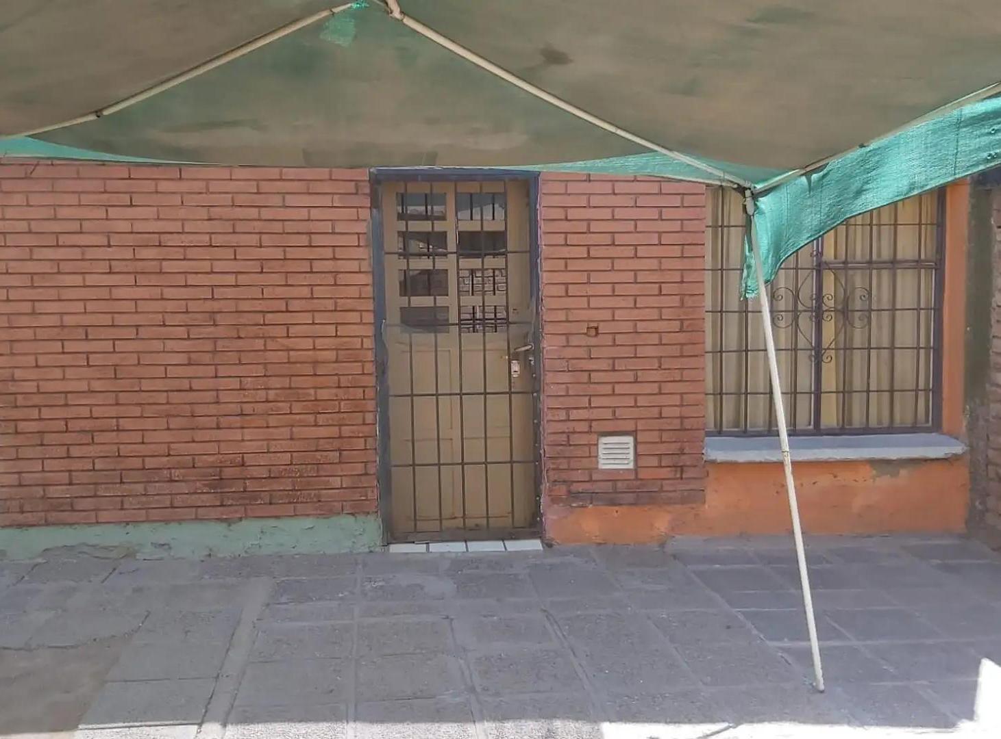 ALQUILER CASA BARRIO MUNICIPAL (SMATA).2 DORMITORIOS,BAÑO,ENTRADA DE VEHICULO PASANTE