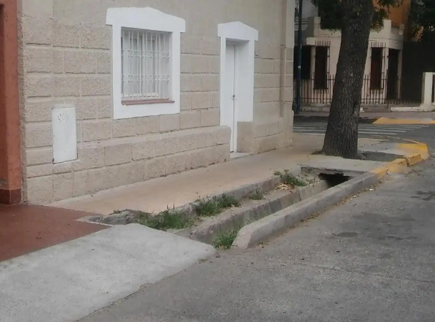 ALQUILER CASA ESQUINA EN GODOY CRUZ, LIMITE CIUDAD. UN DORMITORIO 1
