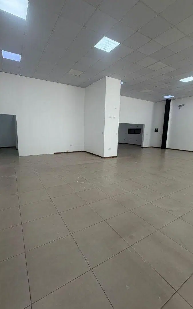 Excelente Local comercial de 300 m² en alquiler en Granadero Baigorria 2