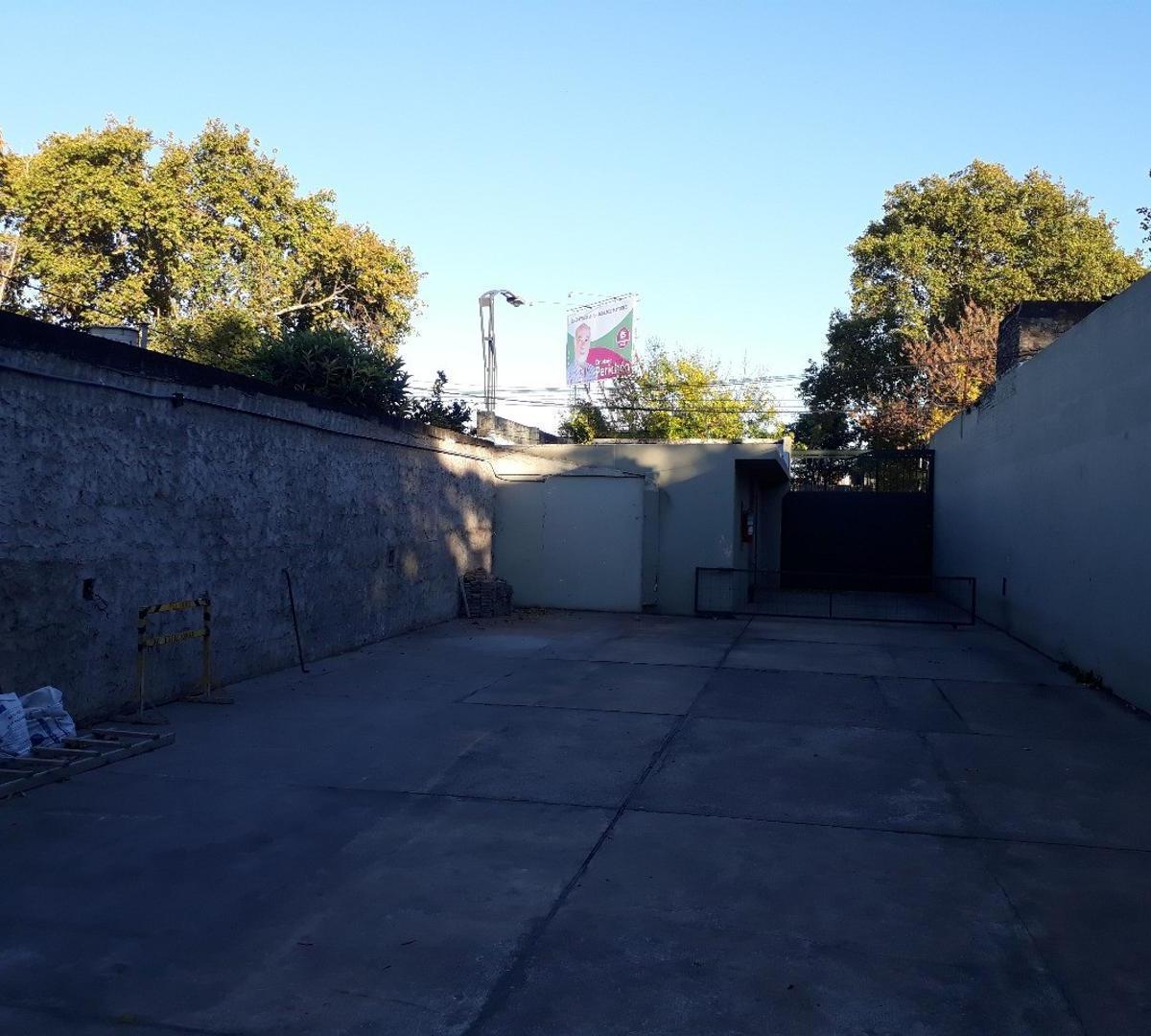 Terreno con Casa de 2 Dorm. y Amplio Galpón 1
