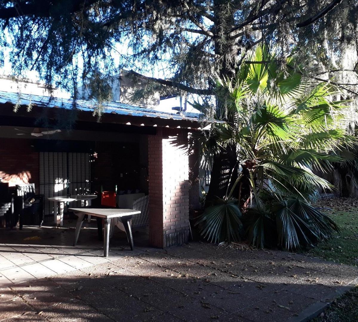 Terreno con Casa de 2 Dorm. y Amplio Galpón 4