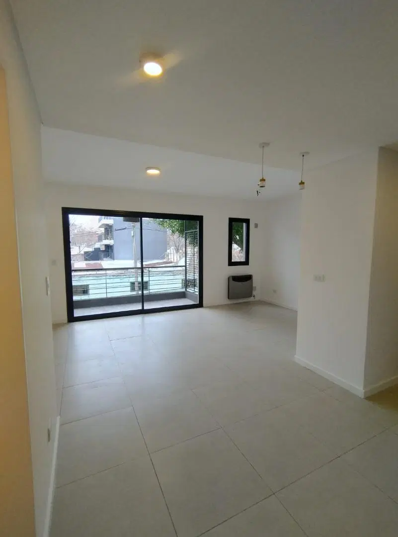 DEPARTAMENTO DOS AMBIENTES CON COCHERA Y BAULERA 2