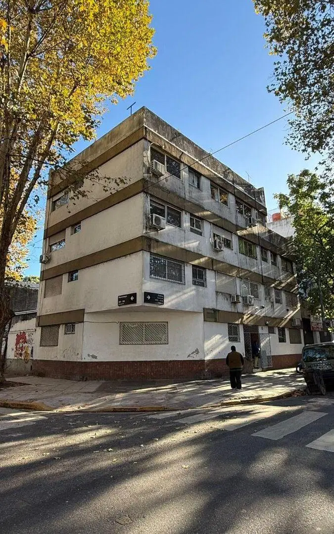 Departamento tipo PH de 34 m² a reciclar, al frente, terraza propia en Chacarita. 3