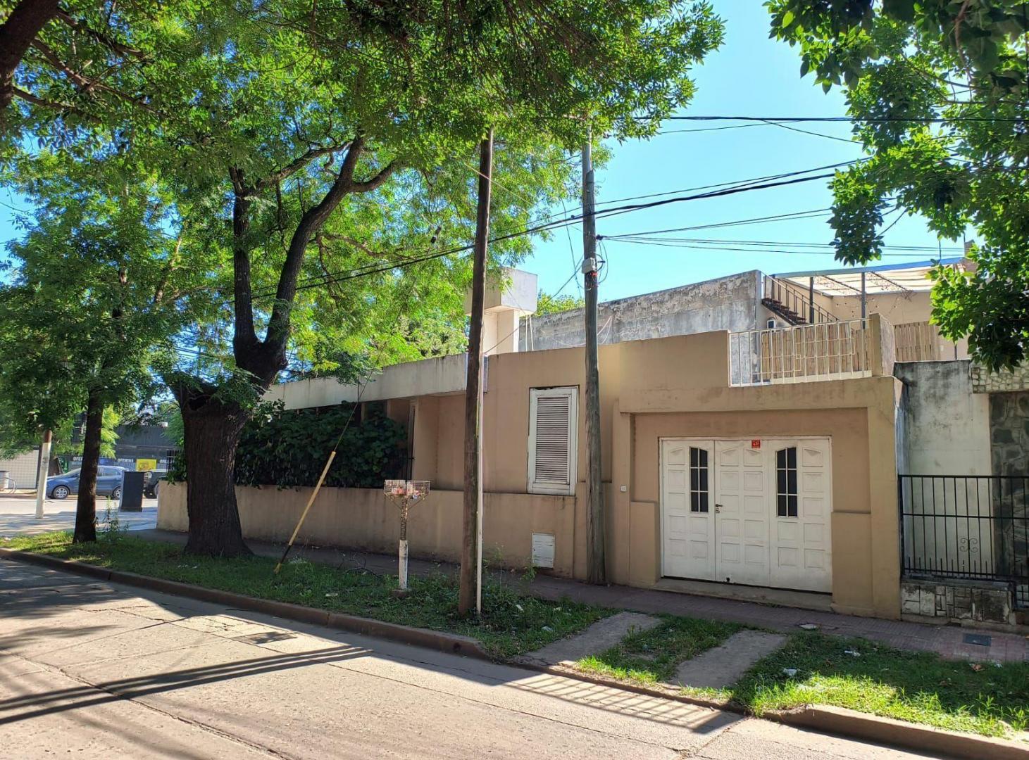 Excelente TERRENOI/CASA sobre Av. Eva Perón esq. Tarragona