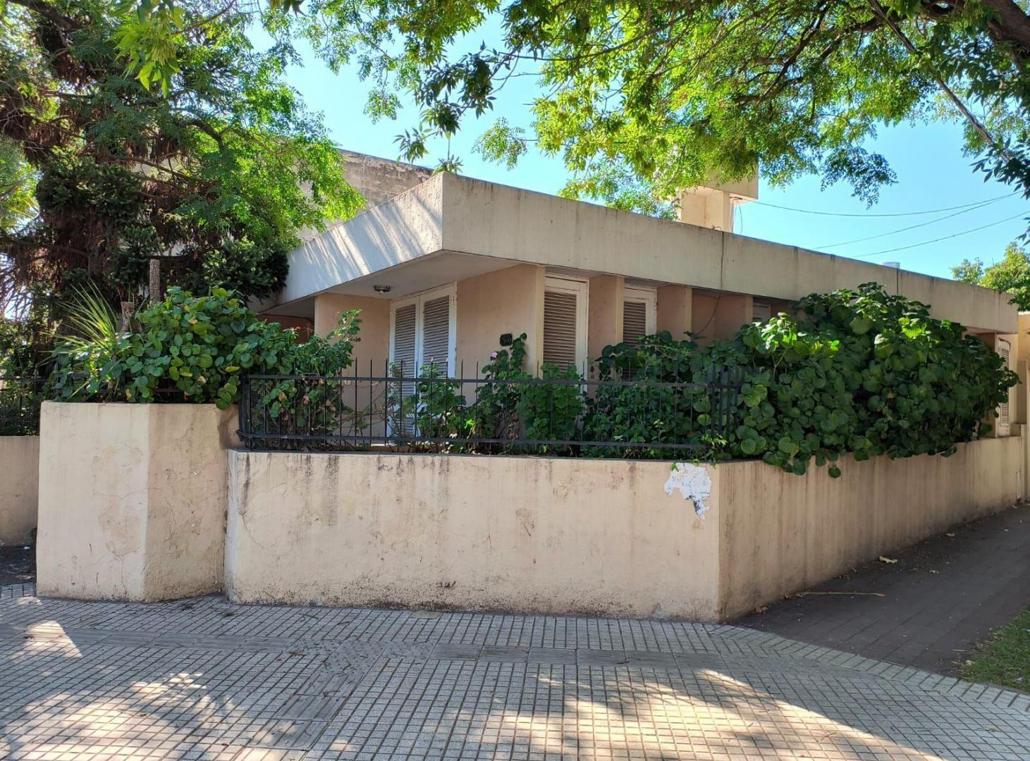 Excelente TERRENOI/CASA sobre Av. Eva Perón esq. Tarragona