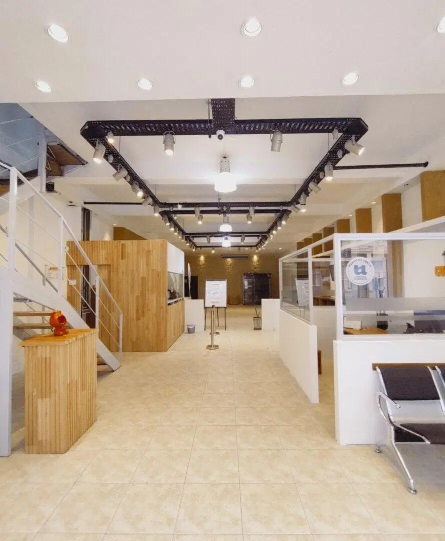 LOCAL COMERCIAL  VIDRIADO 225 m2 Cubiertos, 2