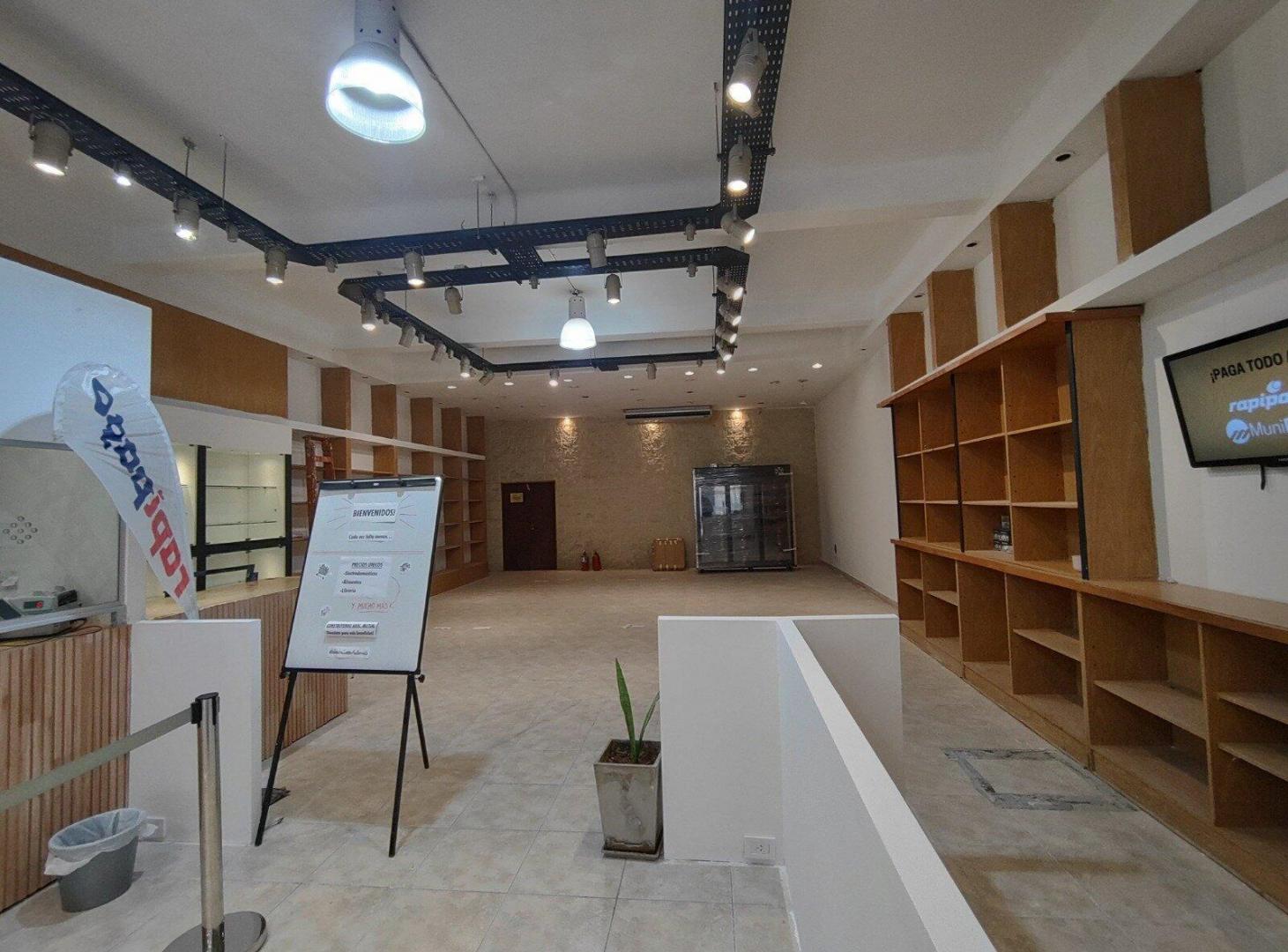 Foto de LOCAL COMERCIAL VIDRIADO 225 m2 Cubiertos,, imagen 1