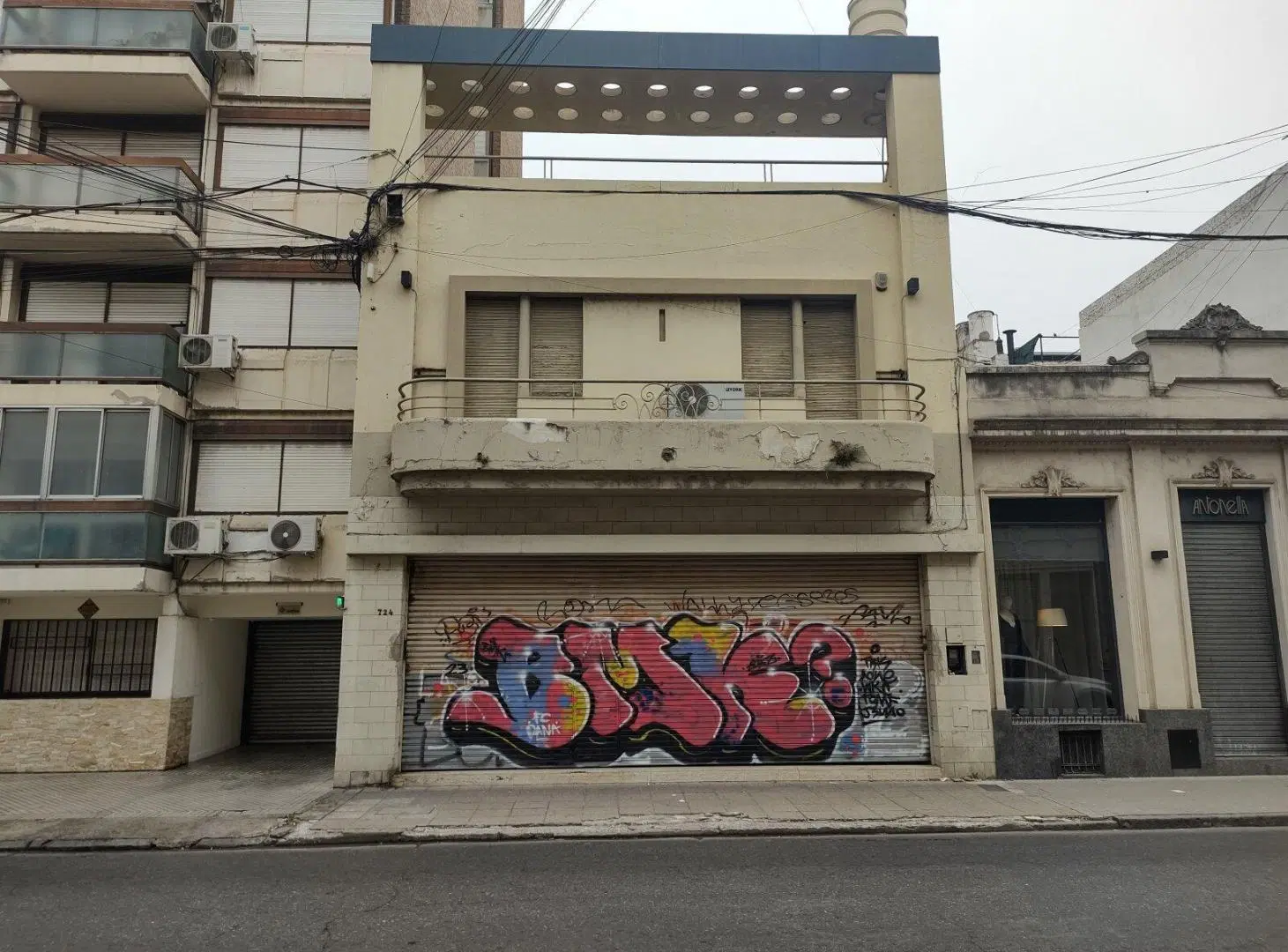 LOCAL COMERCIAL  VIDRIADO 225 m2 Cubiertos, 4