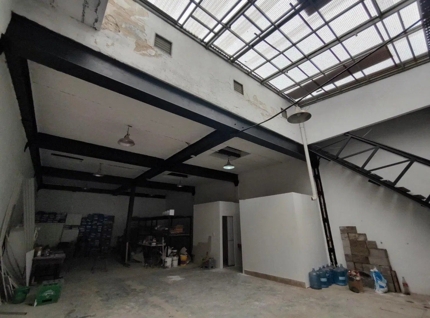 LOCAL COMERCIAL  VIDRIADO 225 m2 Cubiertos, 5