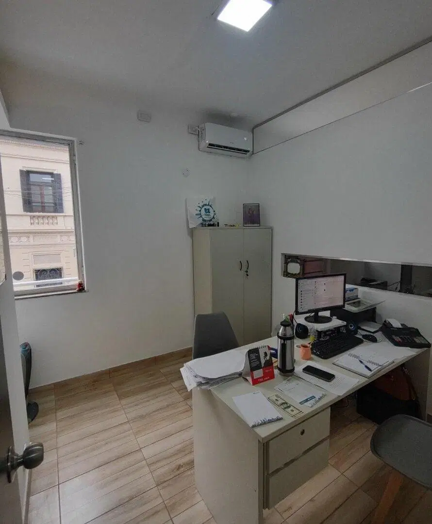 LOCAL COMERCIAL  VIDRIADO 225 m2 Cubiertos, 3