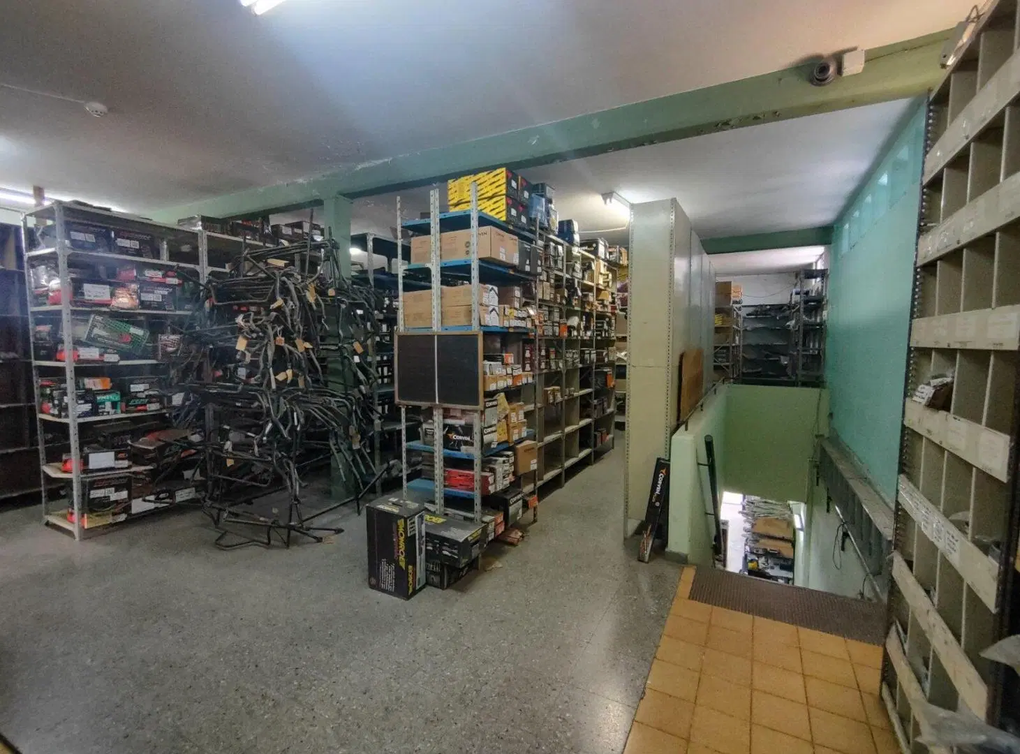 LOCAL COMERCIAL VIDRIADO - 370 m2 Cubiertos 4