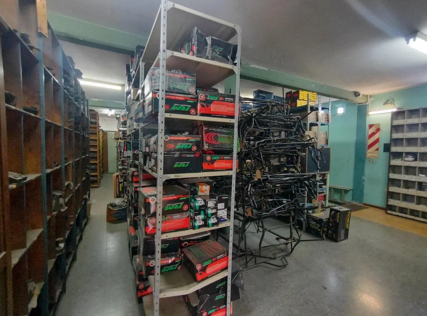 LOCAL COMERCIAL VIDRIADO - 370 m2 Cubiertos 8