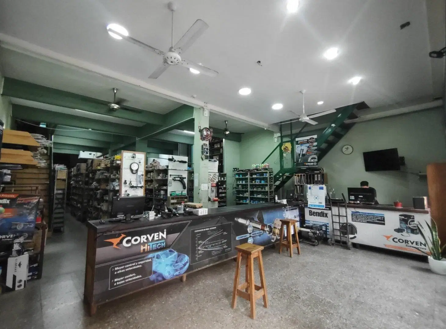 LOCAL COMERCIAL VIDRIADO - 370 m2 Cubiertos 2
