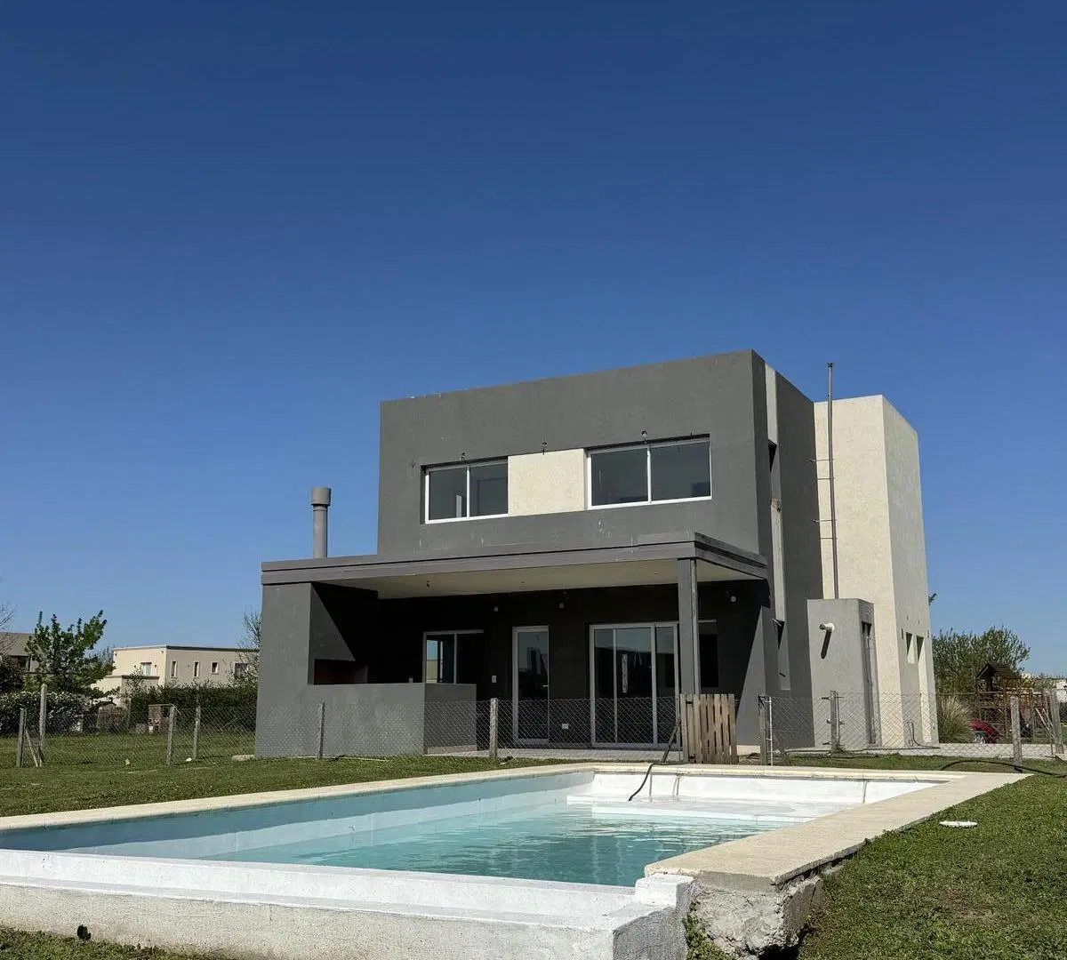 Casa a estrenar en El Canton Golf con Pileta 3