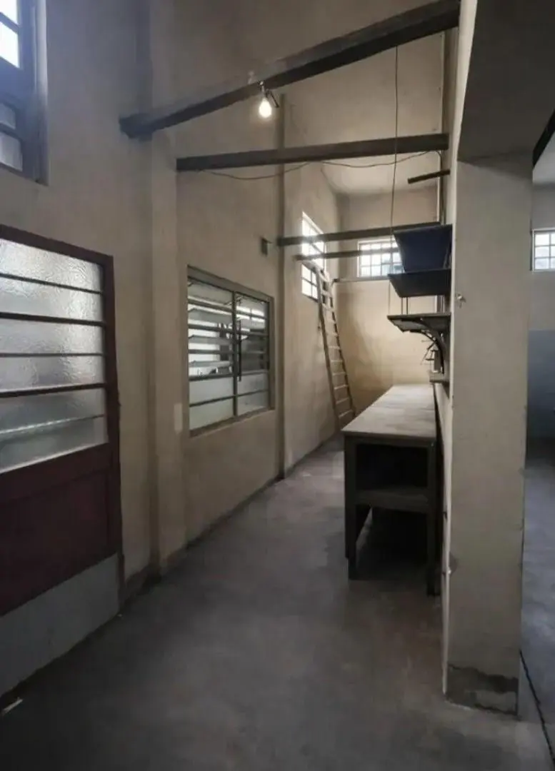 Excelente. Local comercial. Depósito 4