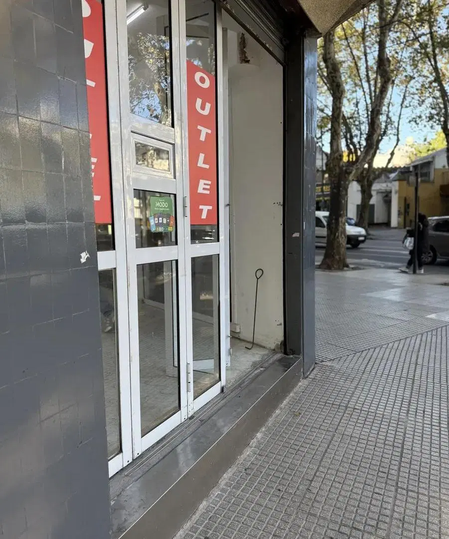 Local en esquina Av. de Los Incas y Donado 5