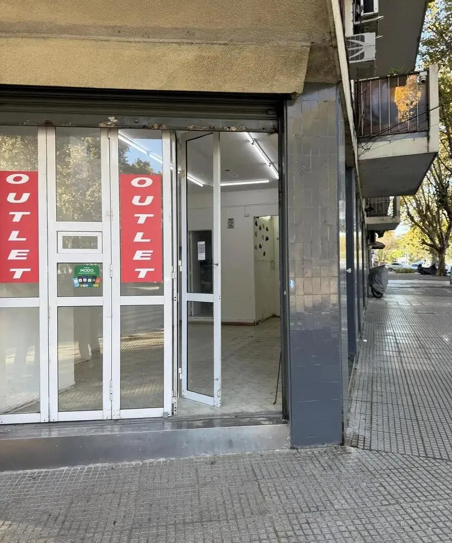 Local en esquina Av. de Los Incas y Donado 4