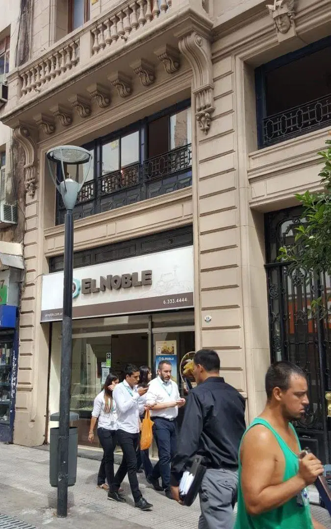 Excelente Local en calle Suipacha 3