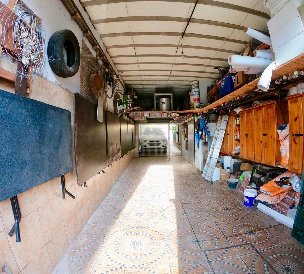 Foto de Vivienda multifamiliar. Amplios ambientes y garage., imagen 2