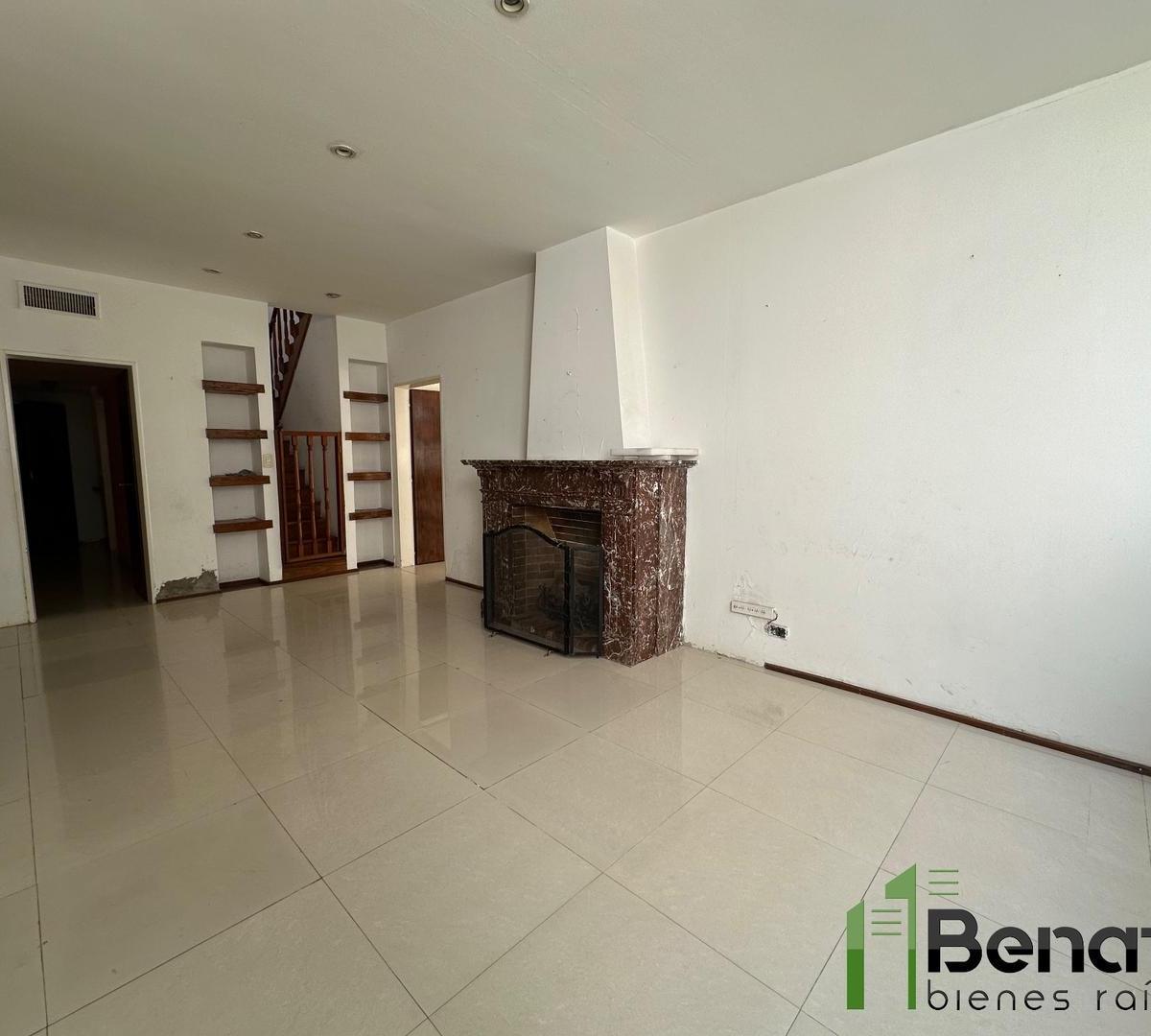 Casa sobre DOS LOTES. 6 ambientes. EXCELENTE UBICACIÓN.