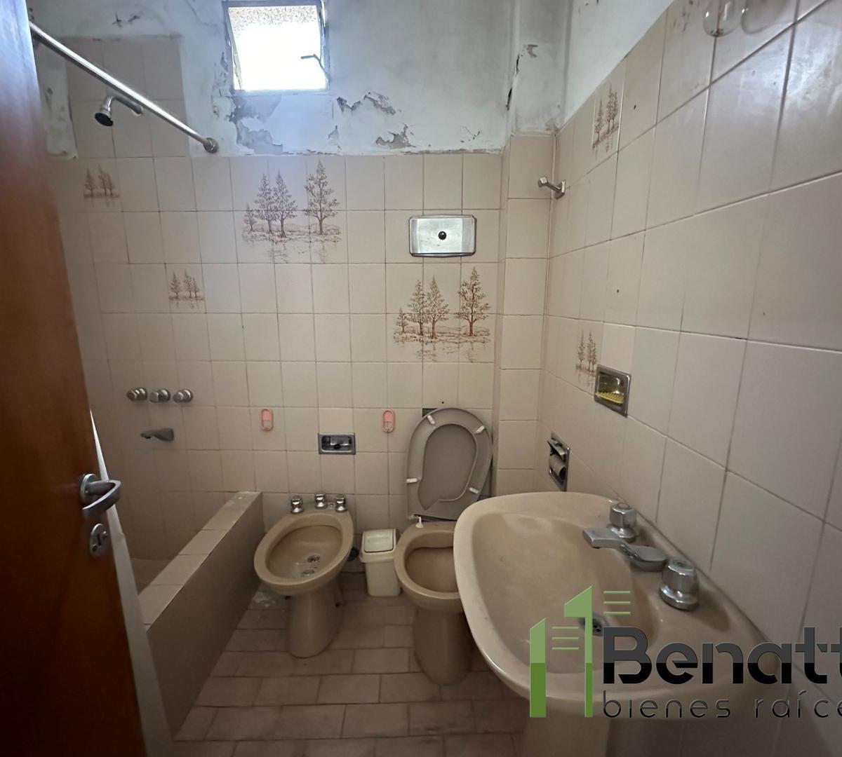 Casa 4 amb EN VENTA sobre lote de 325mts. A refaccionar