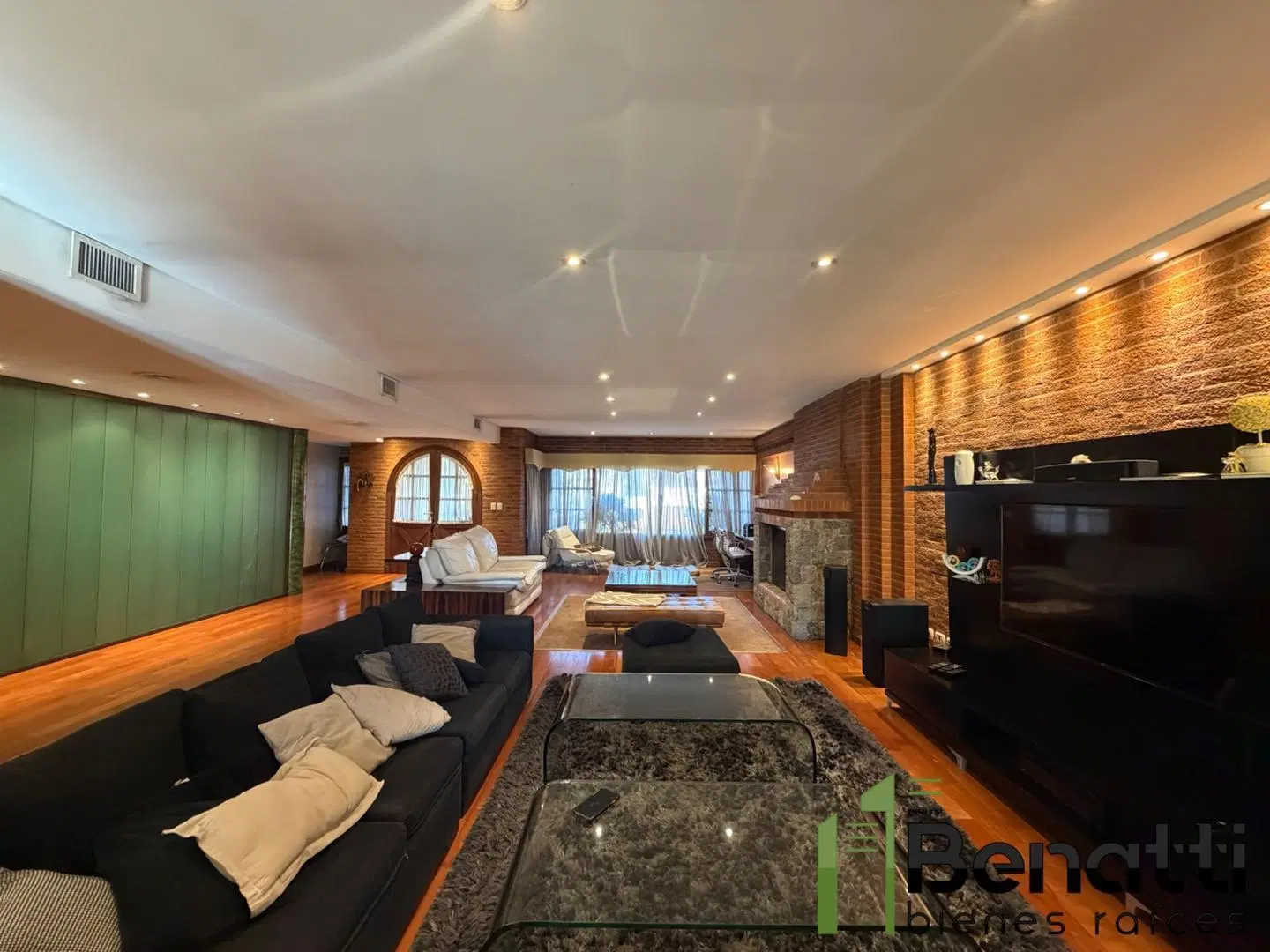 CASA 5 AMBIENTES EN VENTA CON PILETA Y COCHERAS. MATADEROS 3