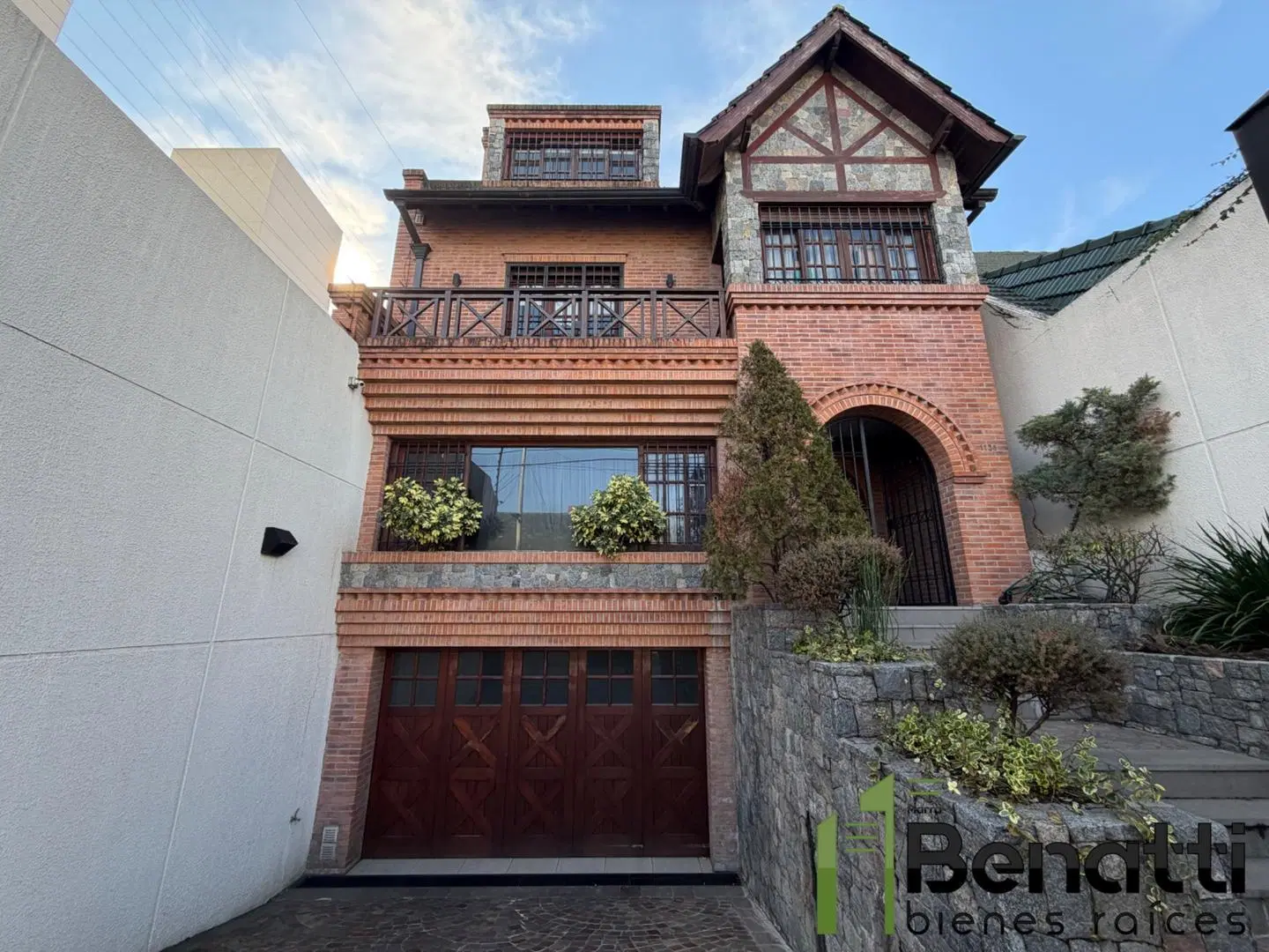 CASA 5 AMBIENTES EN VENTA CON PILETA Y COCHERAS. MATADEROS 1