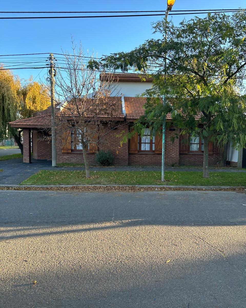 Excelente Chalet en Esquina, Calle 7 Esquina 30, Miramar. 2