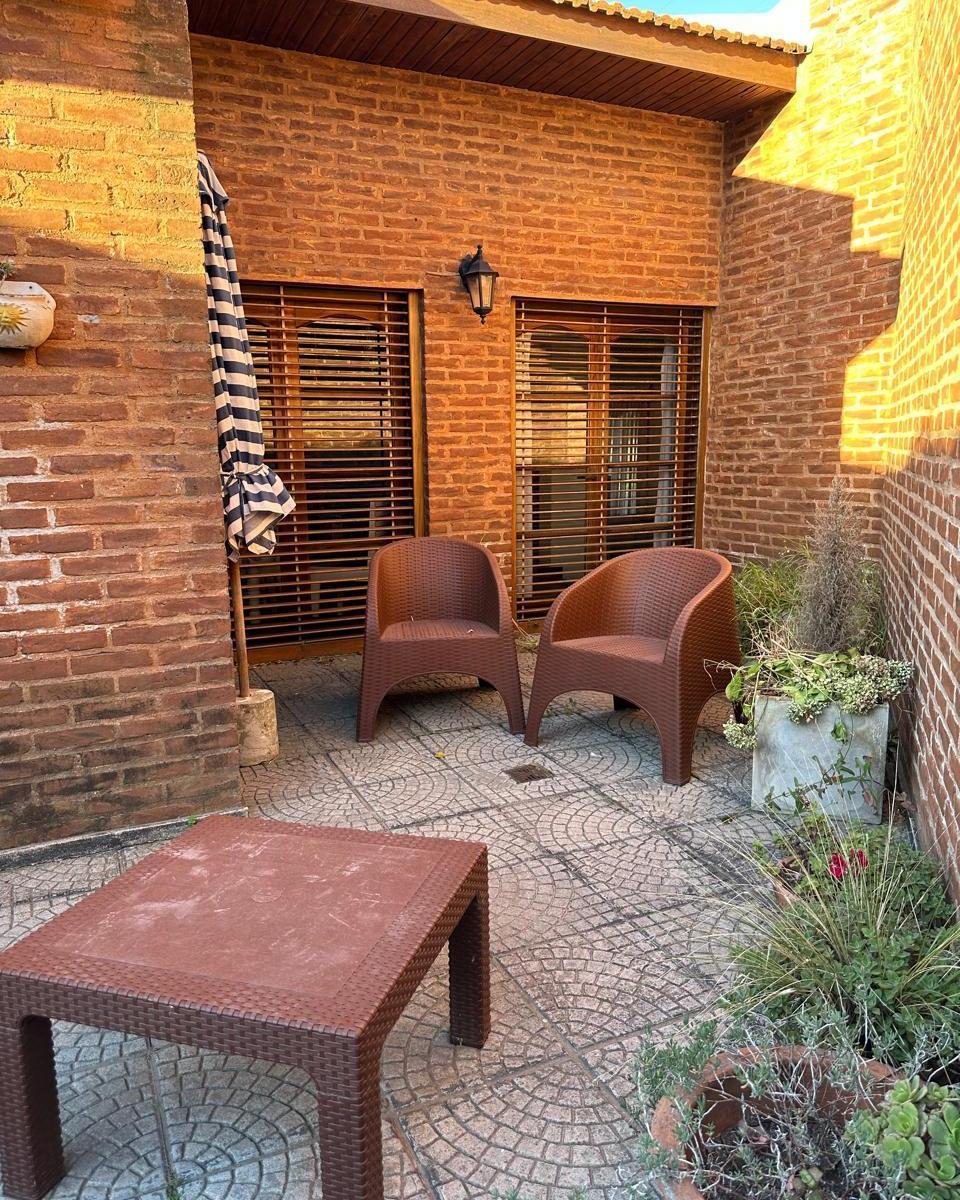 Excelente Chalet en Esquina, Calle 7 Esquina 30, Miramar. 4